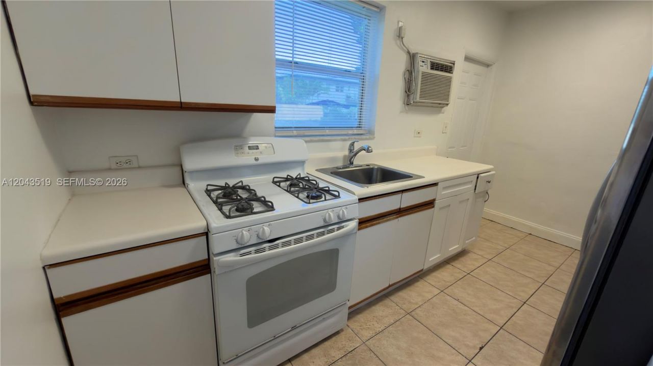 808 84th St , Unit 810, Miami Beach, FL 33141 Photo