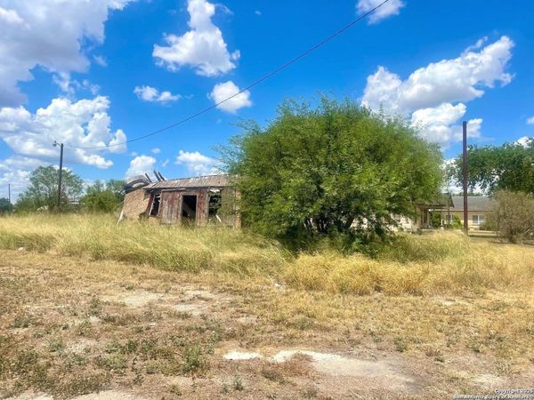 715 N FRONT, Mathis, TX 78368