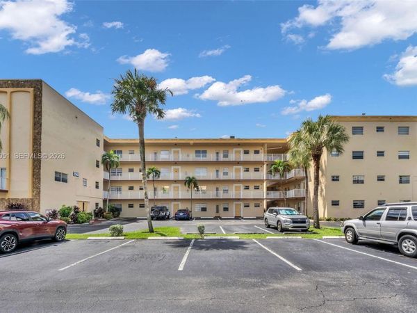 3940 NW 42nd Ave, Unit 122, Lauderdale Lakes, FL 33319