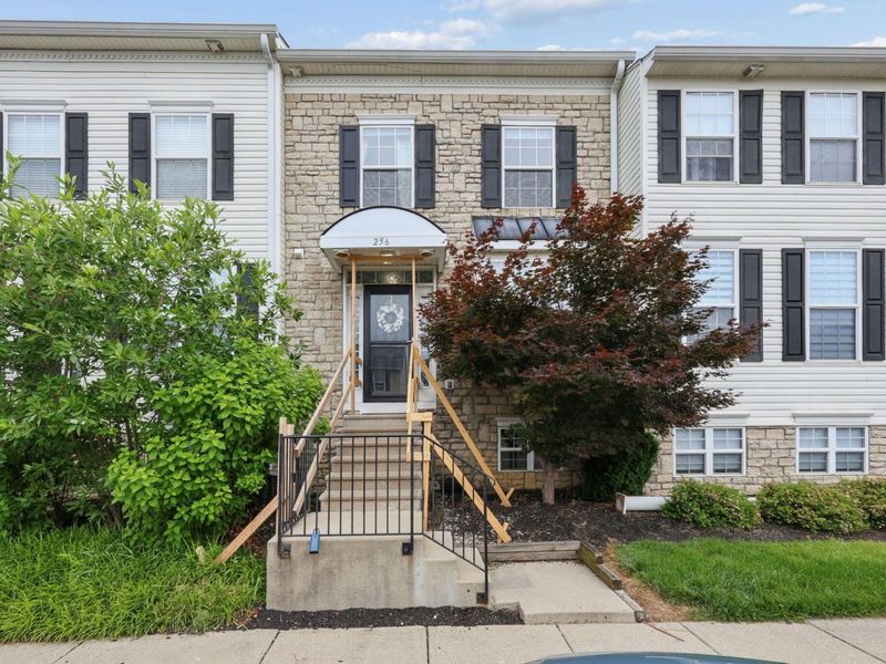 256 Oxford Oak Drive , Blacklick, OH 43004 Photo 3