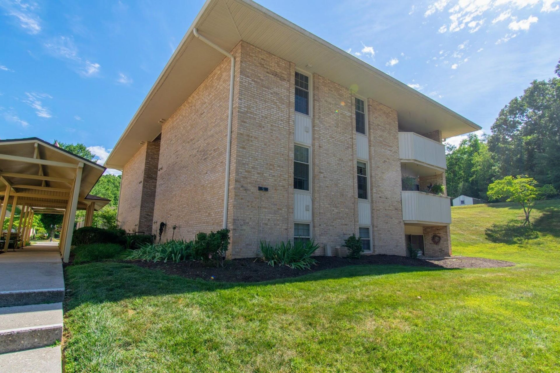 5260 Crossbow Cir, Unit 5D, Roanoke, VA 24018 Main Photo
