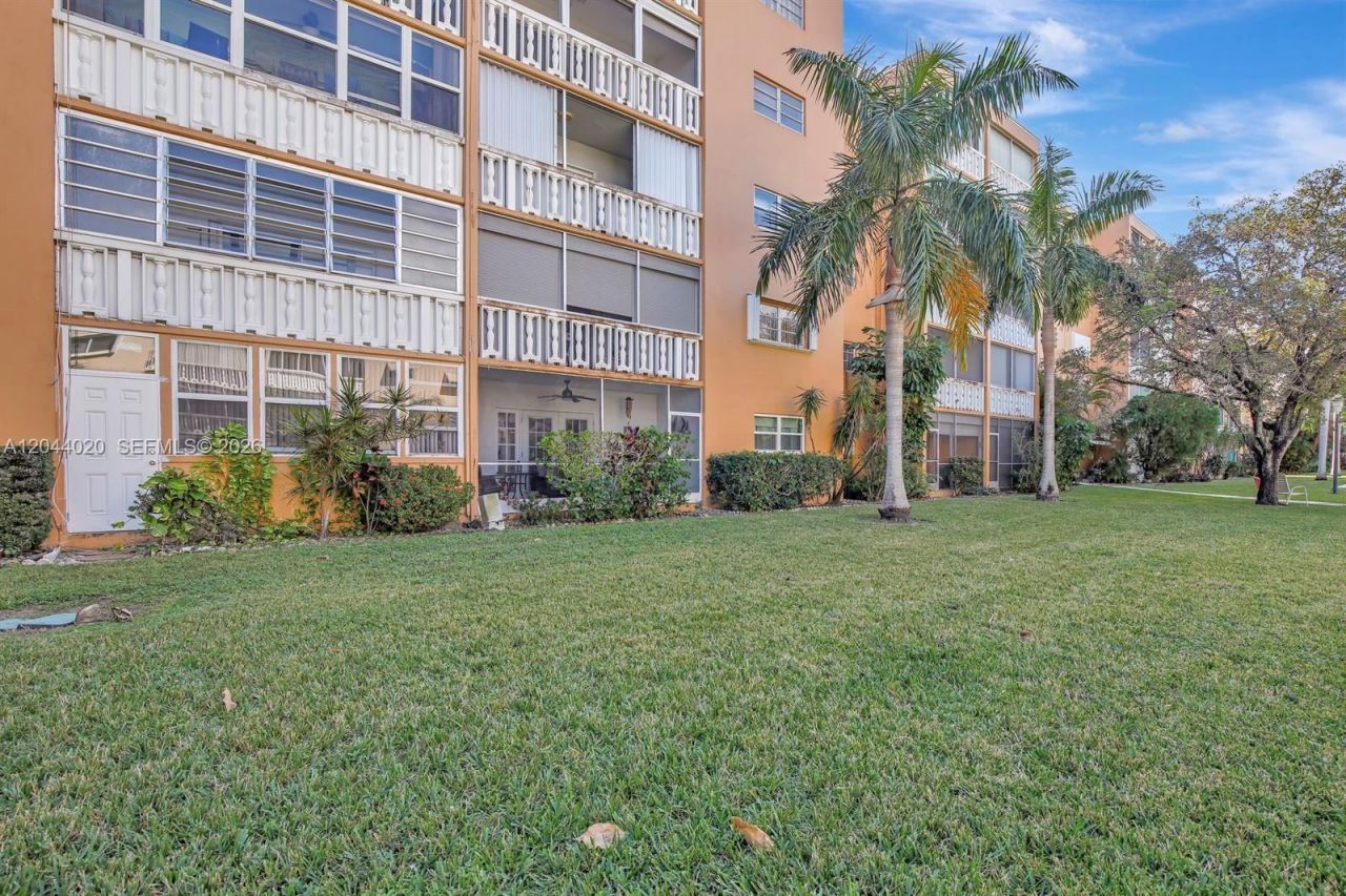 219 NE 14th Ave , Unit 306, Hallandale Beach, FL 33009 Photo