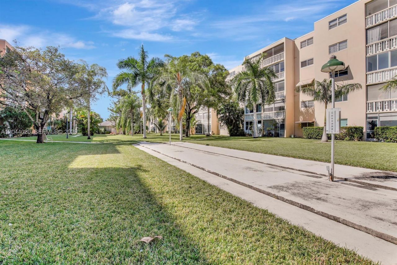 219 NE 14th Ave , Unit 306, Hallandale Beach, FL 33009 Photo