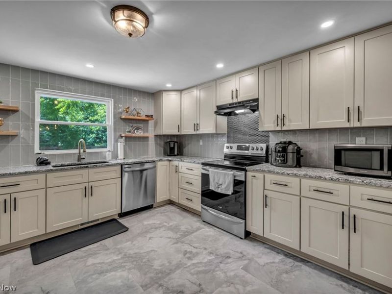 145 Hall Drive, Wadsworth, OH 44281 Photo 2