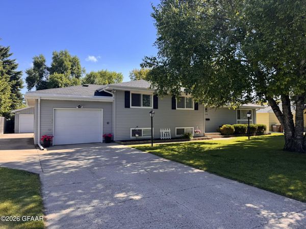 1808 RIVER Road NW, East Grand Forks, MN 56721