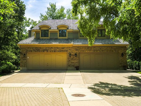 640 Walnut Oaks Drive, Roselle, IL 60172