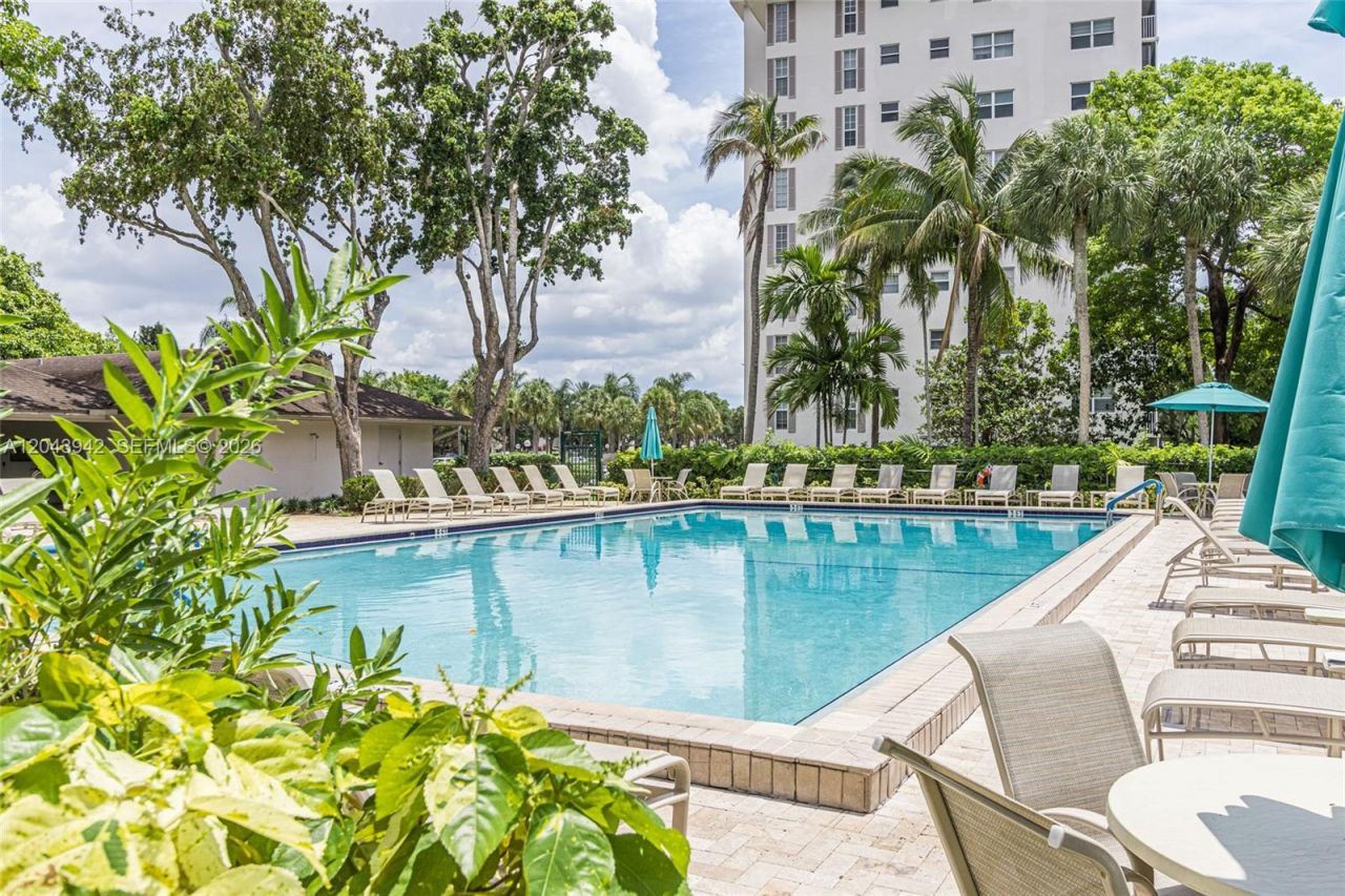 3250 N Palm Aire Dr, Unit 406, Pompano Beach, FL 33069 Photo