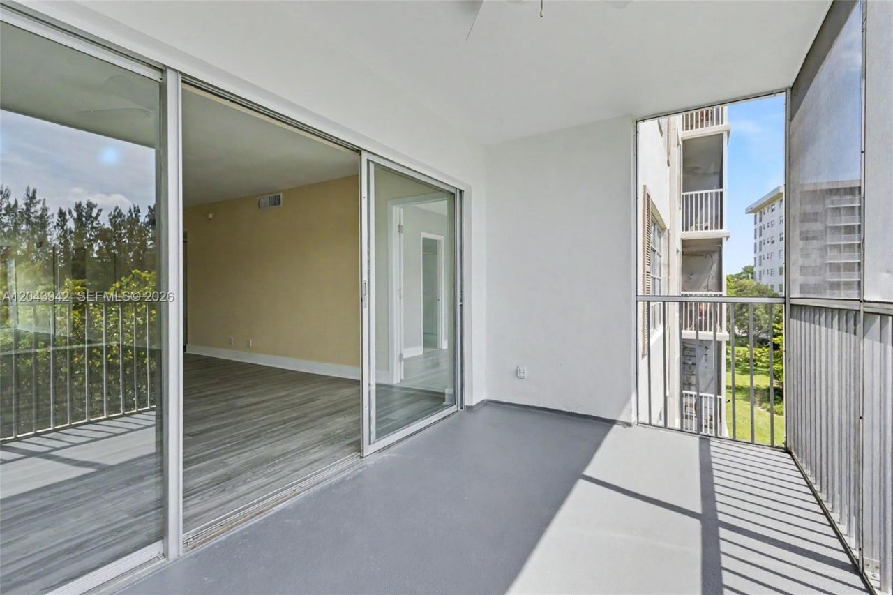 3250 N Palm Aire Dr, Unit 406, Pompano Beach, FL 33069 Photo
