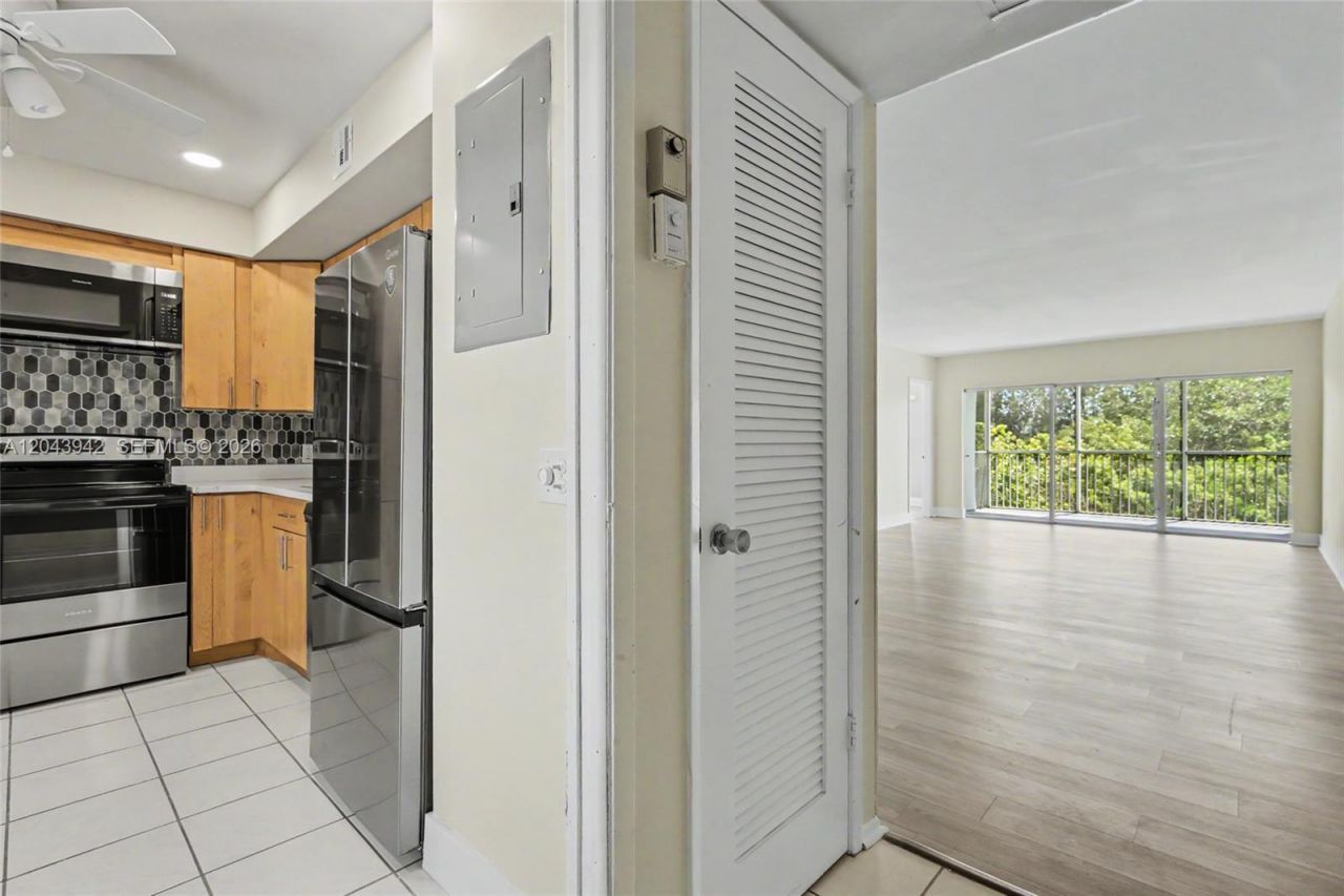 3250 N Palm Aire Dr, Unit 406, Pompano Beach, FL 33069 Photo