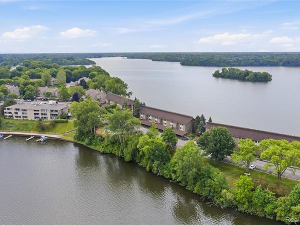1695 Cliffs Landing, Ypsilanti, MI 48198