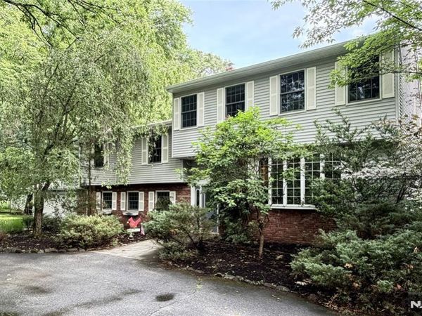 28 Sunrise Drive, MONTVALE, NJ 07645