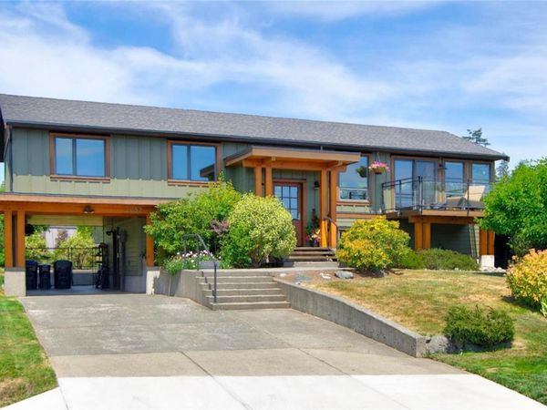 2052 Beaufort Ave , Comox, BC V9M 1V9