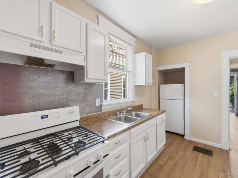 3329 Hackberry Street, Cincinnati, OH 45207 Photo 5