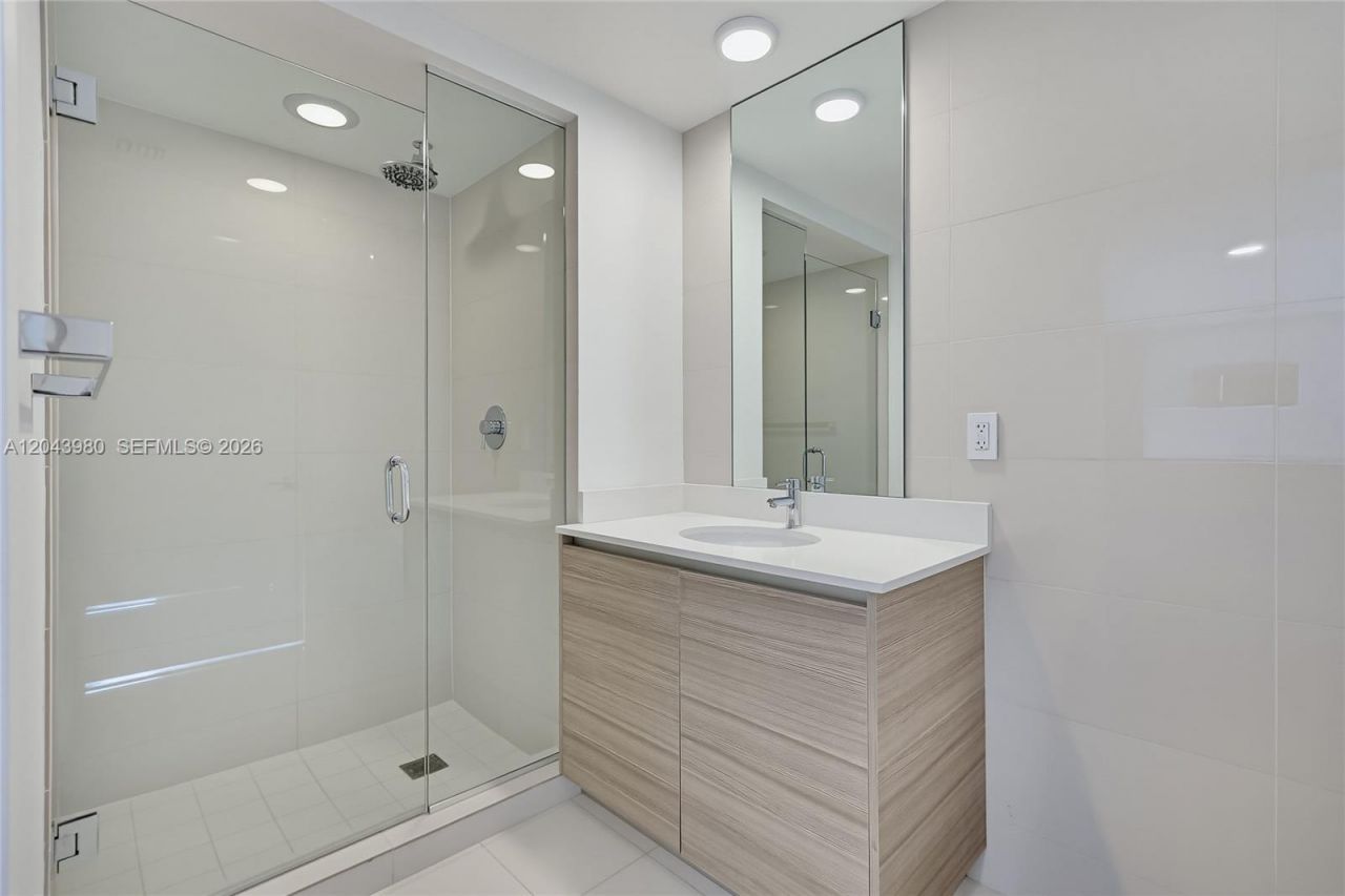 121 NE 34th St, Unit PH3206, Miami, FL 33137 Photo
