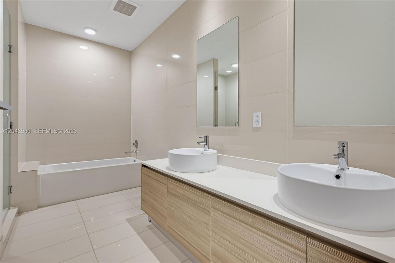 121 NE 34th St, Unit PH3206, Miami, FL 33137 Photo