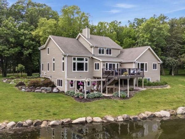 960 S Wayfare Trl, Summit, WI 53066