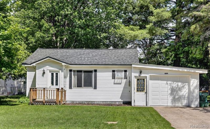 706 N Ionia Street, Gladwin, MI 48624 Main Photo