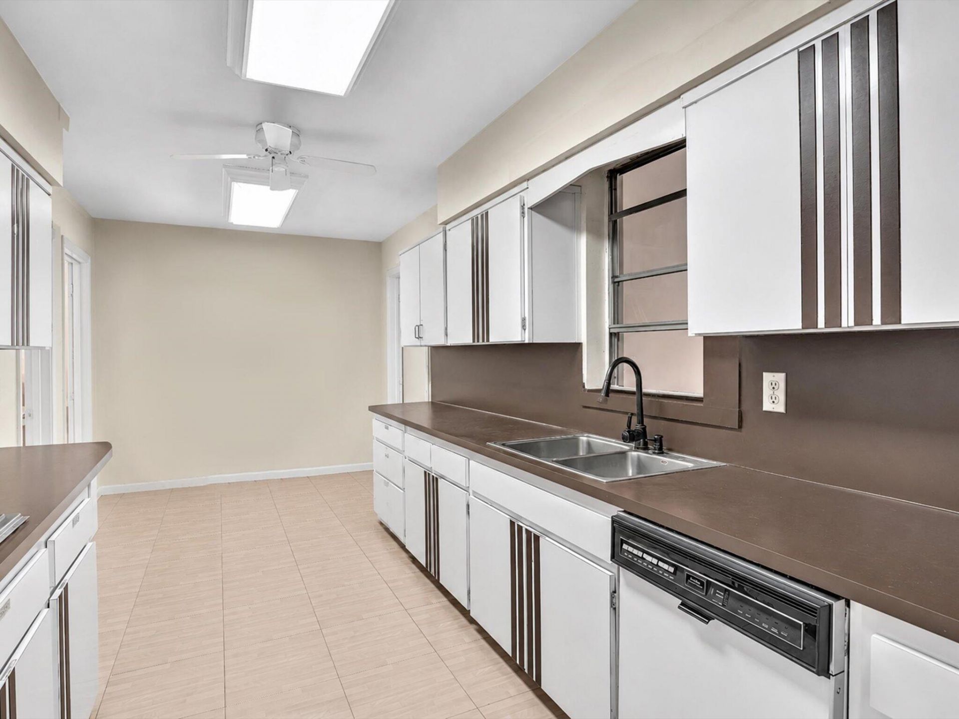 19321 NE 18th Place, Miami, FL 33179 Photo