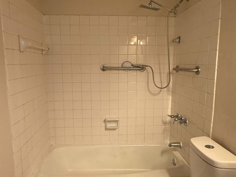 4901 Chalet Drive, Unit 303, Cincinnati, OH 45217 Photo 17