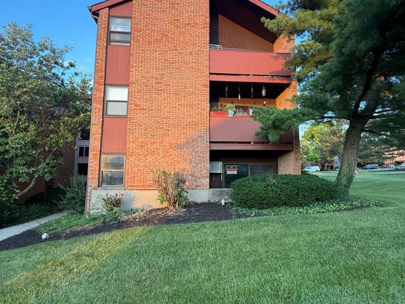 4901 Chalet Drive, Unit 303, Cincinnati, OH 45217 Photo 3