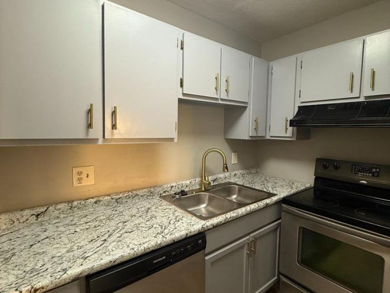 4901 Chalet Drive, Unit 303, Cincinnati, OH 45217 Photo 6