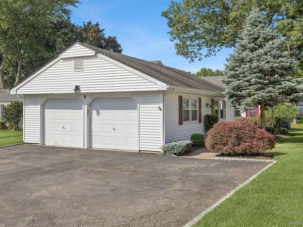 4 Flair Way , Coram, NY 11727