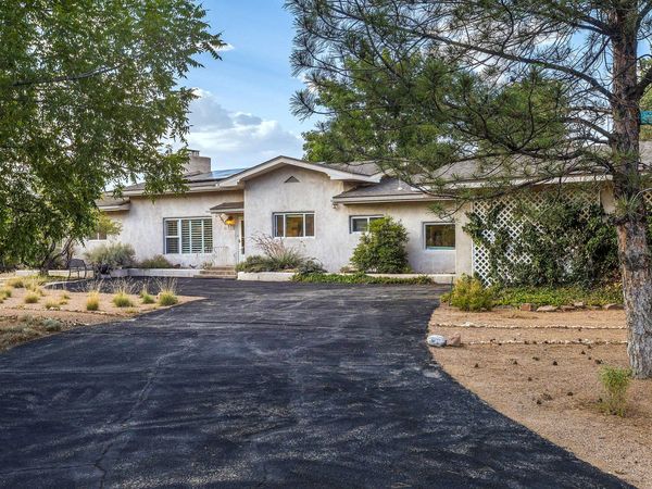 525 Solar Road NW, Albuquerque, NM 87107