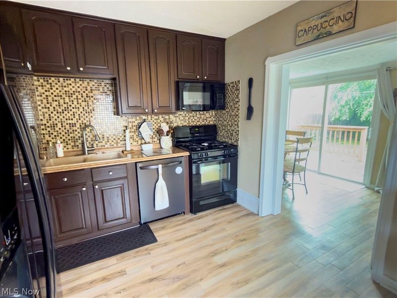 220 E 327th Street, Willowick, OH 44095 Photo 3