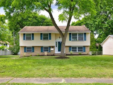 37 Ledgewood Circle, Rochester, NY 14615
