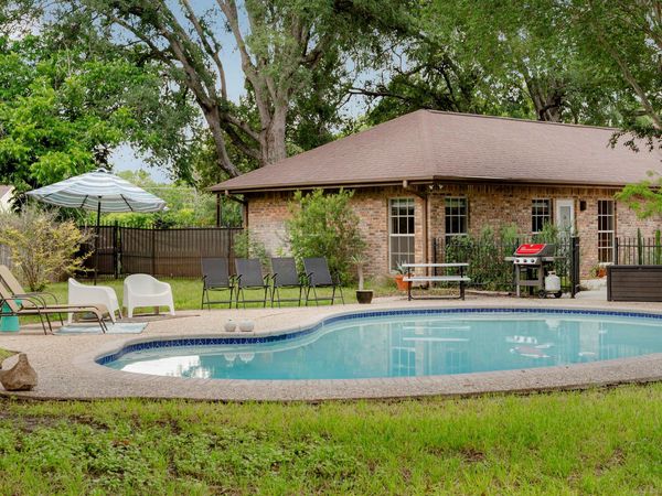 400 Hackberry ST, Lockhart, TX 78644