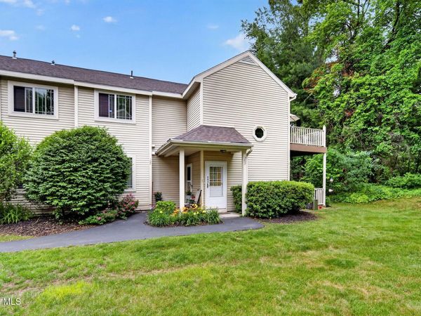 202 Burgoyne Drive, Unit 202, Halfmoon, NY 12065