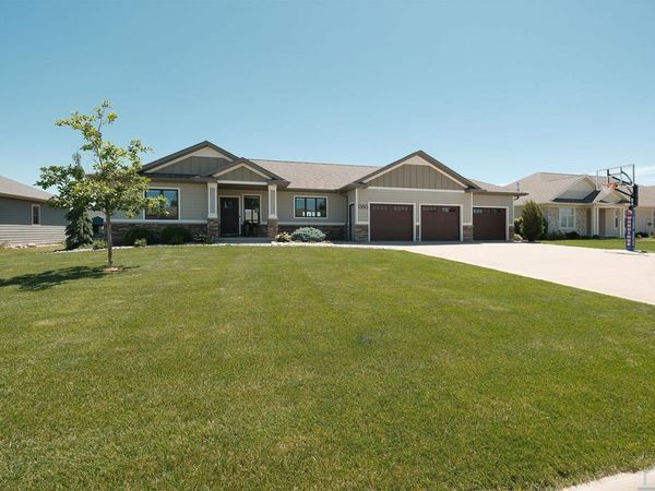 1380 8th Avenue SE, Sioux Center, IA 51250