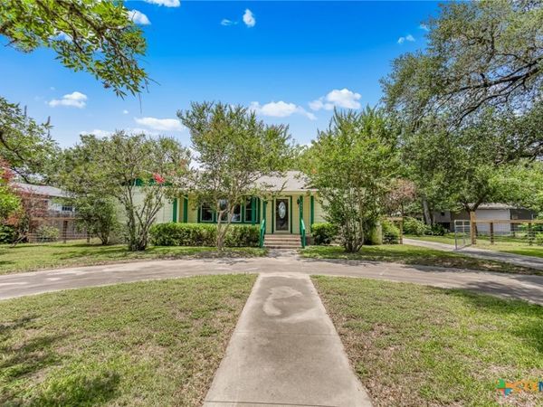 1019 E Gonzales Street , Yoakum, TX 77995