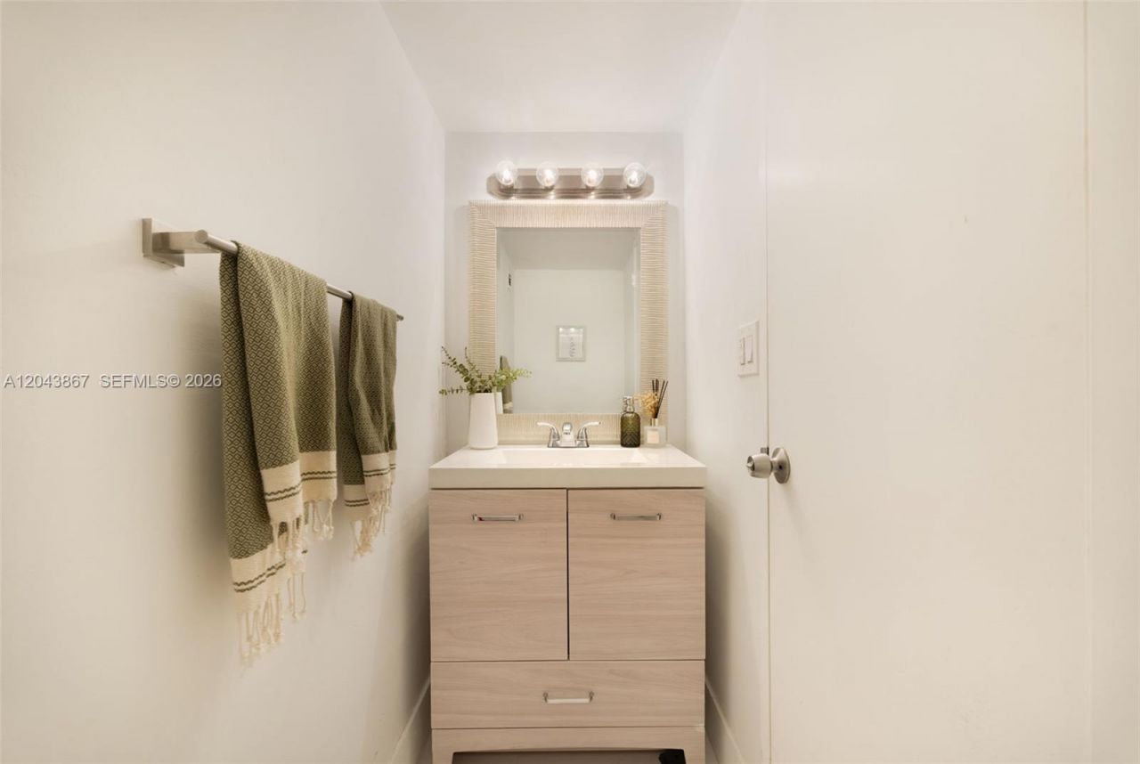 150 SE 25th Rd , Unit 2J, Miami, FL 33129 Photo