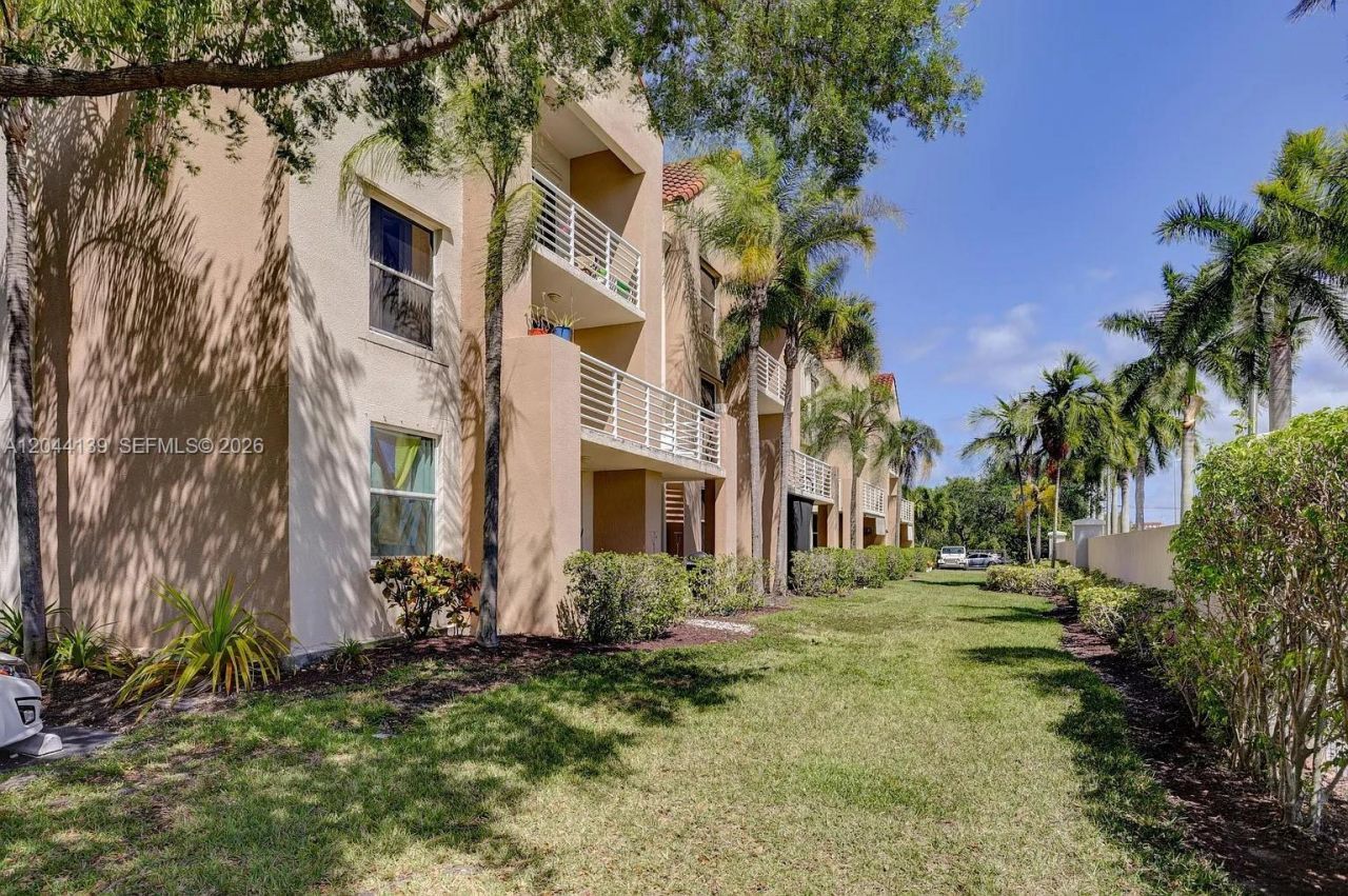 2711 Ocean Club Blvd , Unit 203, Hollywood, FL 33019 Photo