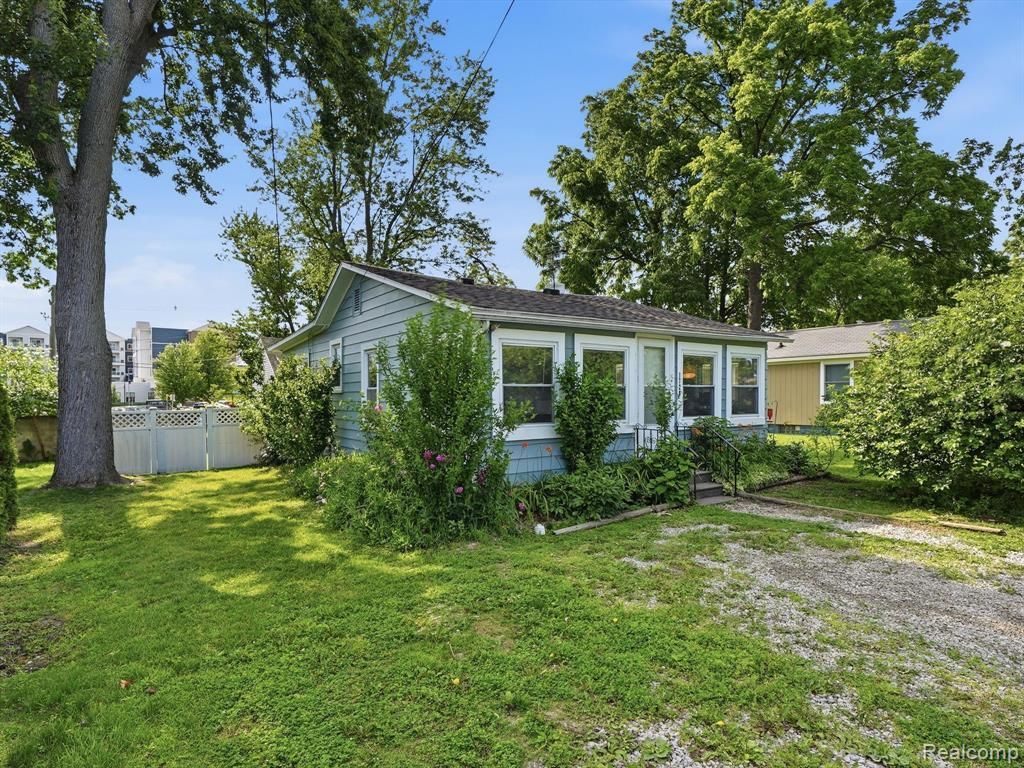 1728 Beechcroft Street, Keego Harbor, MI 48320 Main Photo