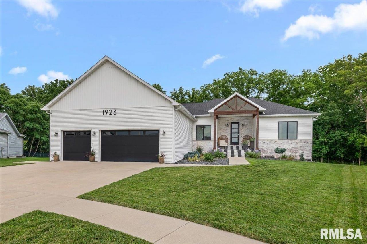 1923 Parthenon Court, Chatham, IL 62629 Main Photo