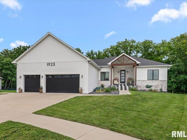 1923 Parthenon Court, Chatham, IL 62629