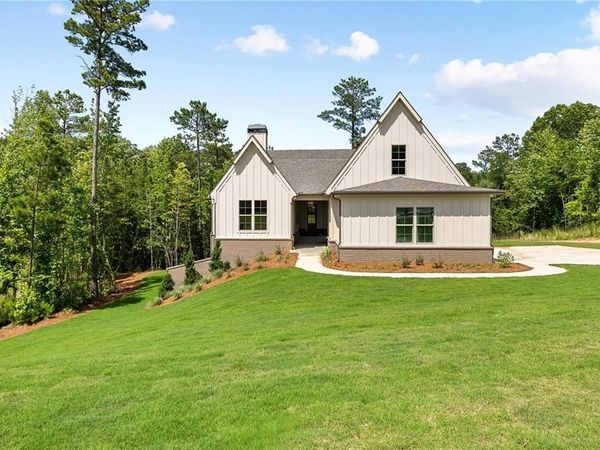 105 Forest Berry Court , Newnan, GA 30265