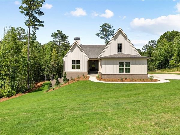 105 Forest Berry Court , Newnan, GA 30265
