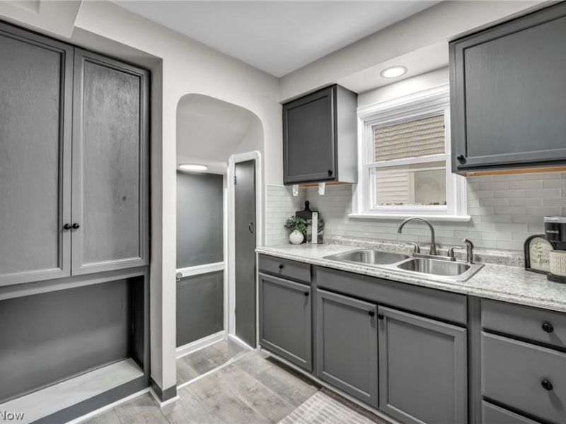 15907 Walden Avenue, Cleveland, OH 44128 Photo 13