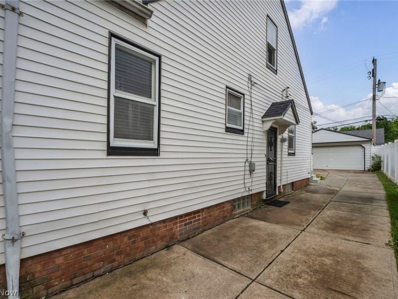 15907 Walden Avenue, Cleveland, OH 44128 Photo 47