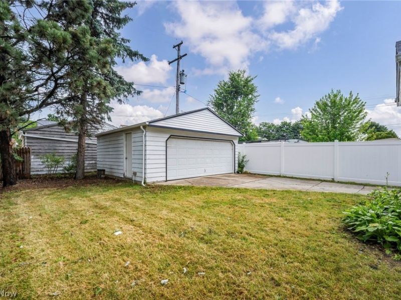 15907 Walden Avenue, Cleveland, OH 44128 Photo 48