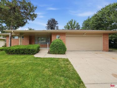 14611 Oak Lane, Waverly, NE 68462