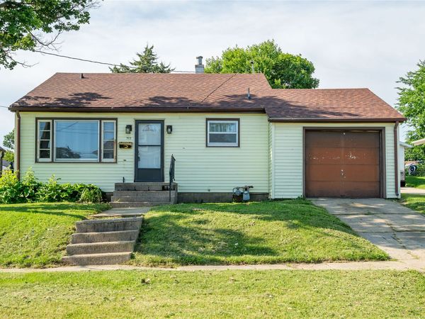 719 N 2nd Avenue E, Newton, IA 50208