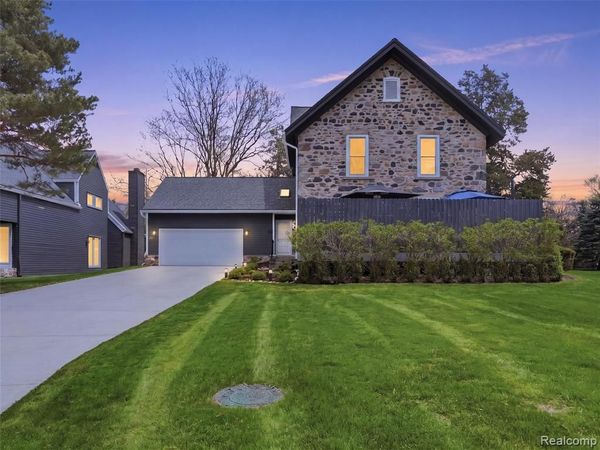 7475 Pinehurst Circle, Bloomfield Hills, MI 48301