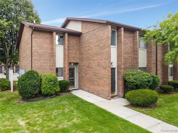 33587 Pondview Circle , Livonia, MI 48152