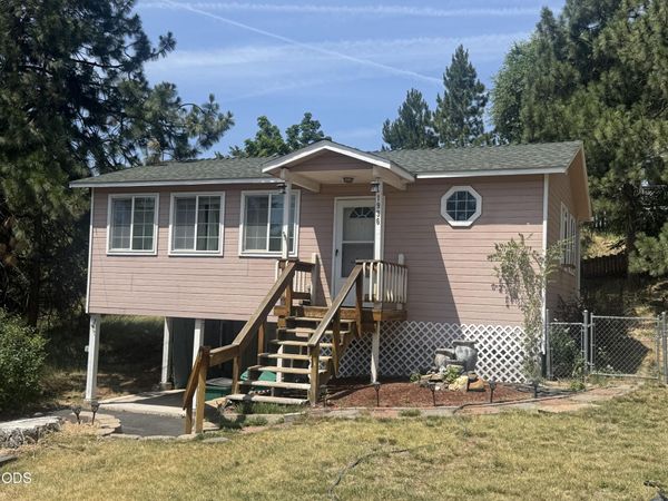 1936 Lancaster Avenue, Klamath Falls, OR 97601