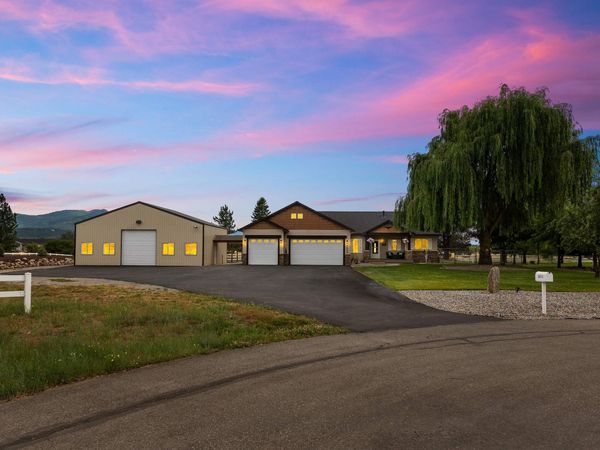 6608 N Vincent Ln, Newman Lake, WA 99025