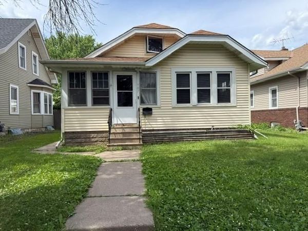 987 Lawson Avenue E, Saint Paul, MN 55106